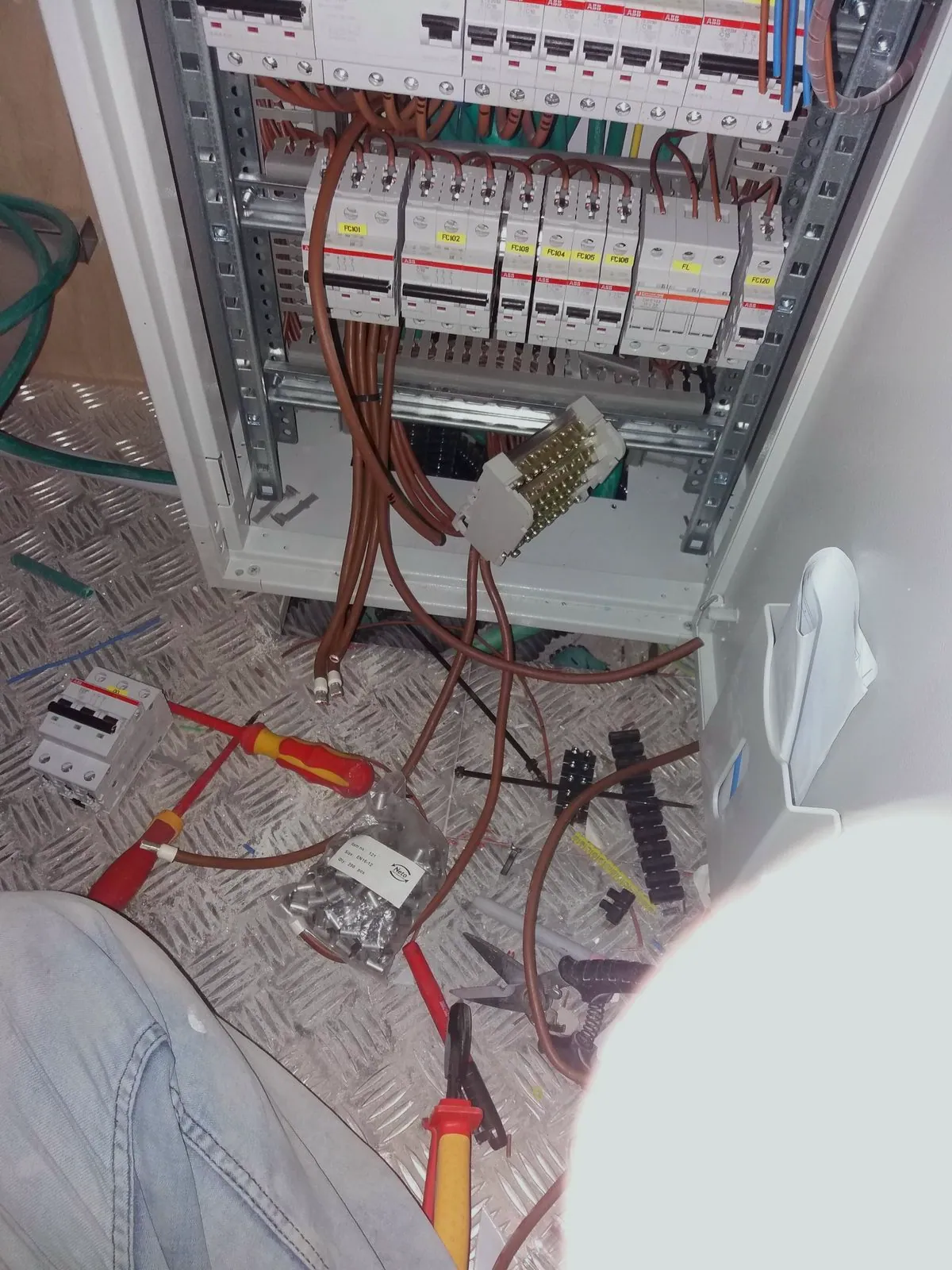 Cuadro eléctrico de una finca con las protecciones a la vista